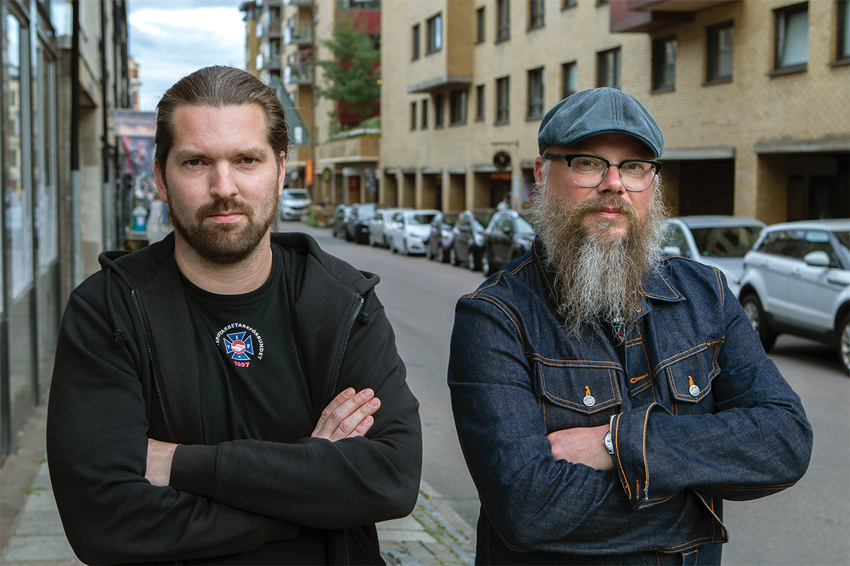 Viktor Andersson och Magnus Kvilén på Transports avdelning 3 i Göteborg är kritiska till anställningsvillkoren för Foodoras matbud. Foto: John Antonsson