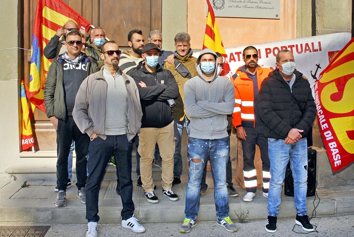 Hamnarbetare i Livorno protesterar mot kraven på covidpass i mitten av oktober. Arbetare i de italienska hamnarna var först att agera, och har blivit något av symbol för protestaktionerna, som spridit sig i landet. Foto: Kristina Wallin