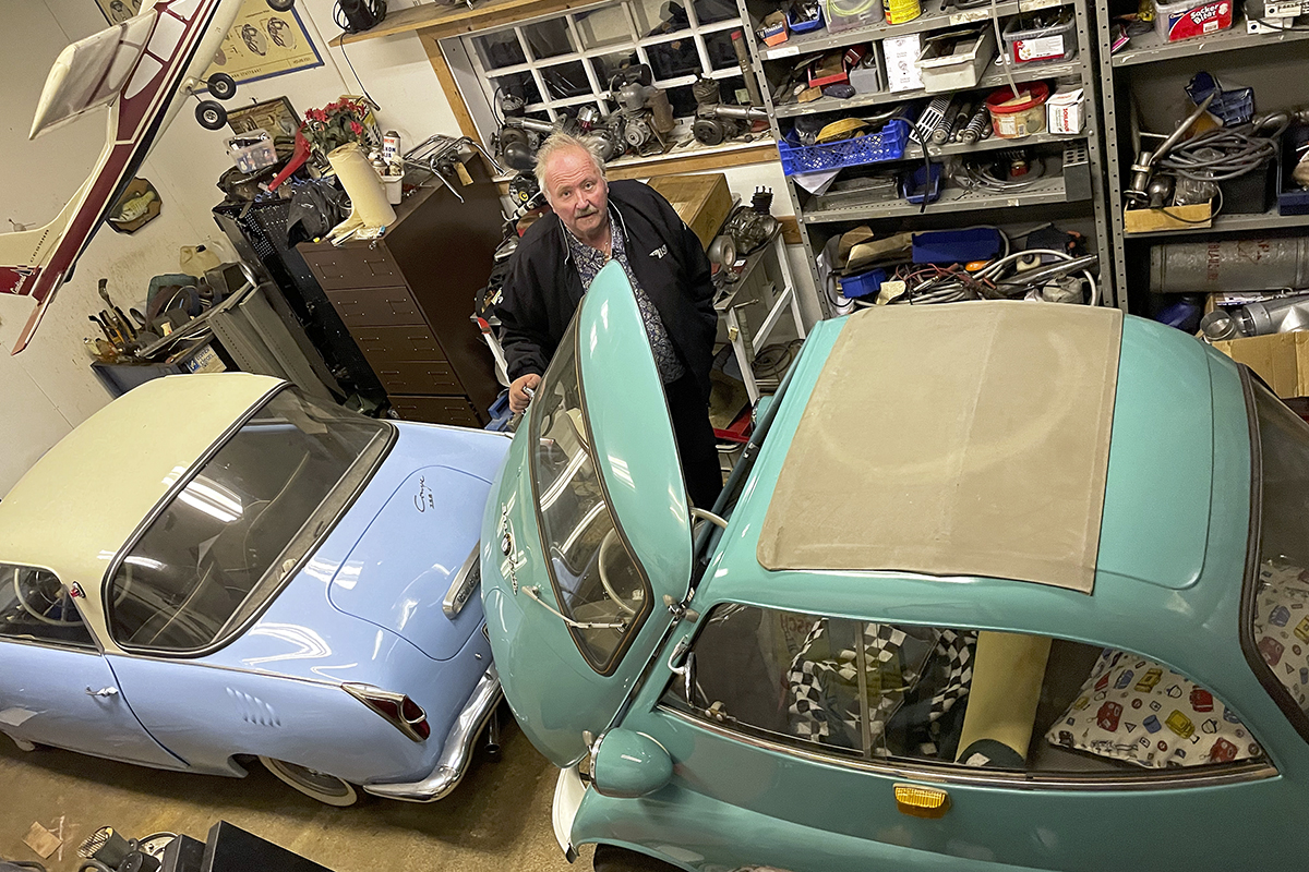 ”När man öppnar dörren följer ratten med. Det är en kul grej med bilen som räddade BMW från total bankrutt”, säger P-O Åberg om sin mintgröna BMW 300 Isetta från 1959. Bredvid står en annan tysk minibil, en Goggomobil. Foto: Kamilla Kvarntorp