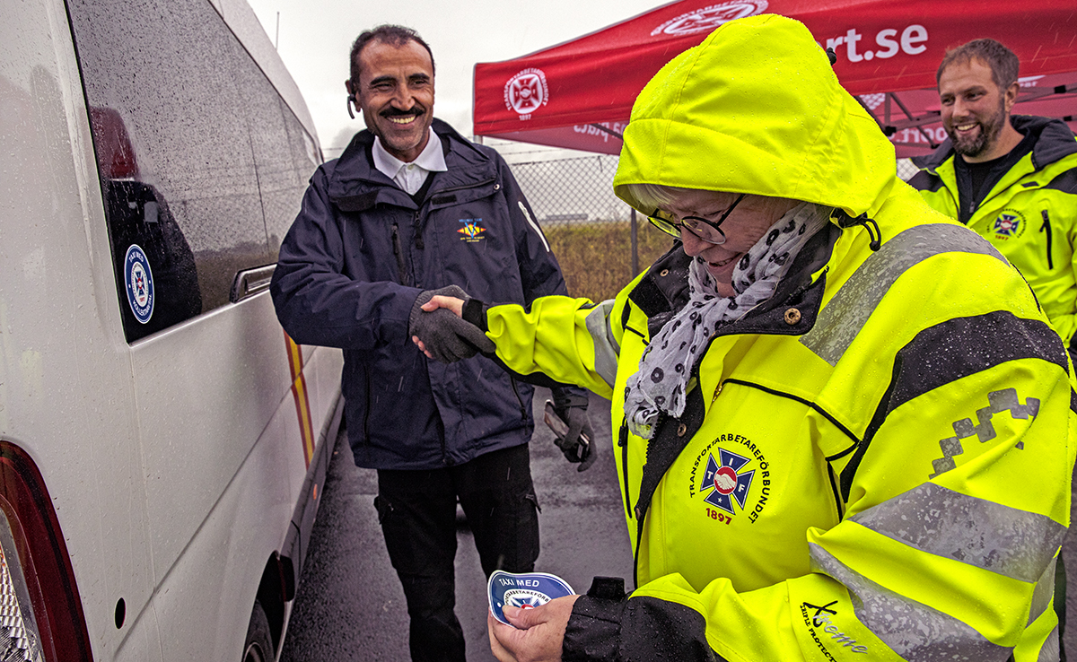 Skolbussföraren Shabaz Jamal, ombudsman Lone Olsson och uppsökaren Jon Wall på parkeringsplatsen utanför Vellinge taxi.