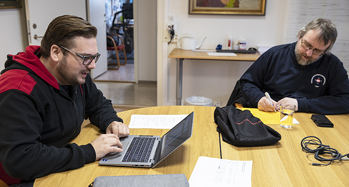 Studieorganisatören Patrik Persson och tidningsbudet Patrik Petersson förbereder sig inför dagens möte om kommande studier. Foto: Justina Öster