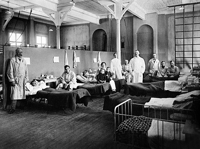 Östersund, liksom Norrlands inland, drabbades hårt av spanska sjukan. Här en sal på det provisoriska ”Spanska sjukhuset” i staden, hösten 1918. Nära hälften av Östersunds då 13 000 invånare insjuknade i influensan och över 100 dog i ”spanskan”. Foto: TT nyhetsbyrån