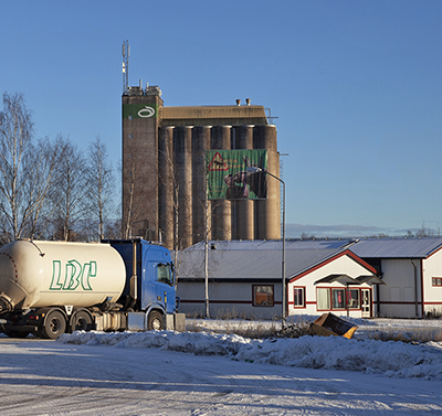 Lantmännens silo tornar upp sig över Heby. Foto: Lilly Hallberg