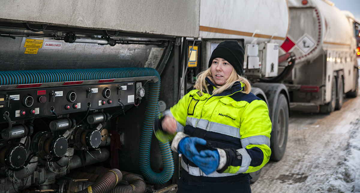 Tankbilschauffören Jessica Vallimaa från Värmdö fyller på vid mack i Uppsal. Foto: Lilly Hallberg