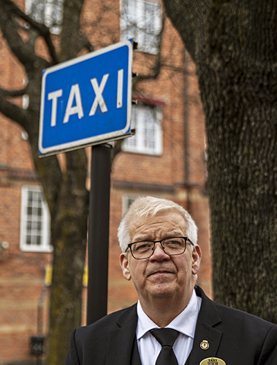 Jouni Talso på hemmaplan, taxistolpen vid Stråket i Råsunda, Solna, där han också bor. Foto: Lilly Hallberg