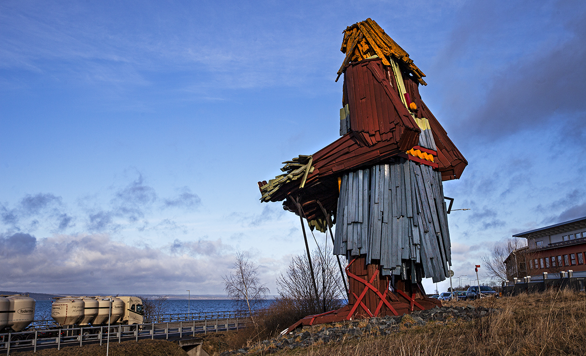 Jätten Vist med Visingsö i sina händer. Konstnären Calle Örnemark (1933–2015) uppförde träskulpturen i Huskvarna i början av 1970-talet. Foto: Lilly Hallberg