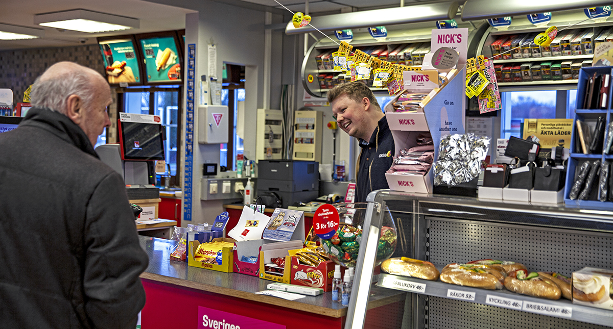 ”Det skulle inte gå att vara trevlig mot kunderna om man inte är det mot de andra som jobbar. Alla här ställer upp för varandra”, säger Peter Svensson på OKQ8:s anläggning söder om Varberg. Foto: Lilly Hallberg