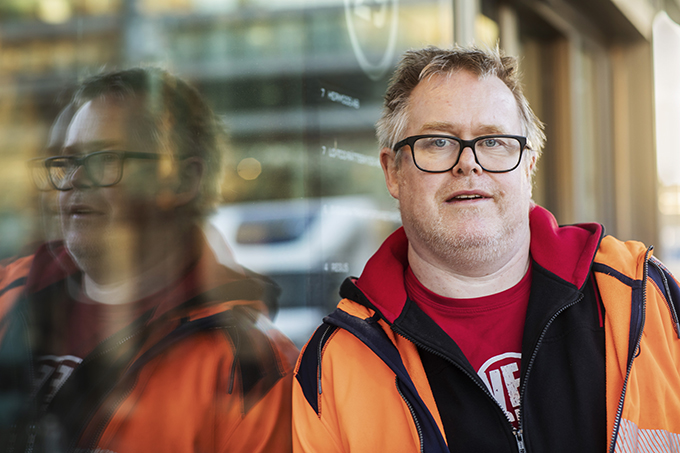 Skyddsombudet Peter Strålind vill att sopsortering sker i sophus utan nivåskillnader. Foto: Pernilla Ahlsén