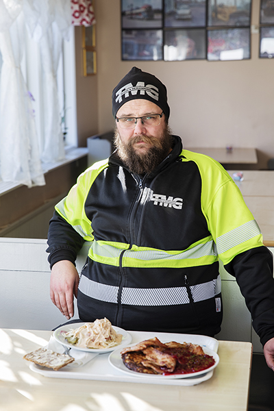 Fredrik Malm säger inte nej till raggmunk med stekt fläsk och lingonsylt. Foto: Pernilla Ahlsén