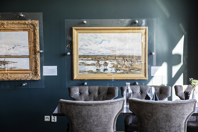 ”Gäss vid vatten”. På Skara konsthotell kan du äta lunch och njuta av originalmålningar av Bruno Liljefors. Foto: Pernilla Ahlsén