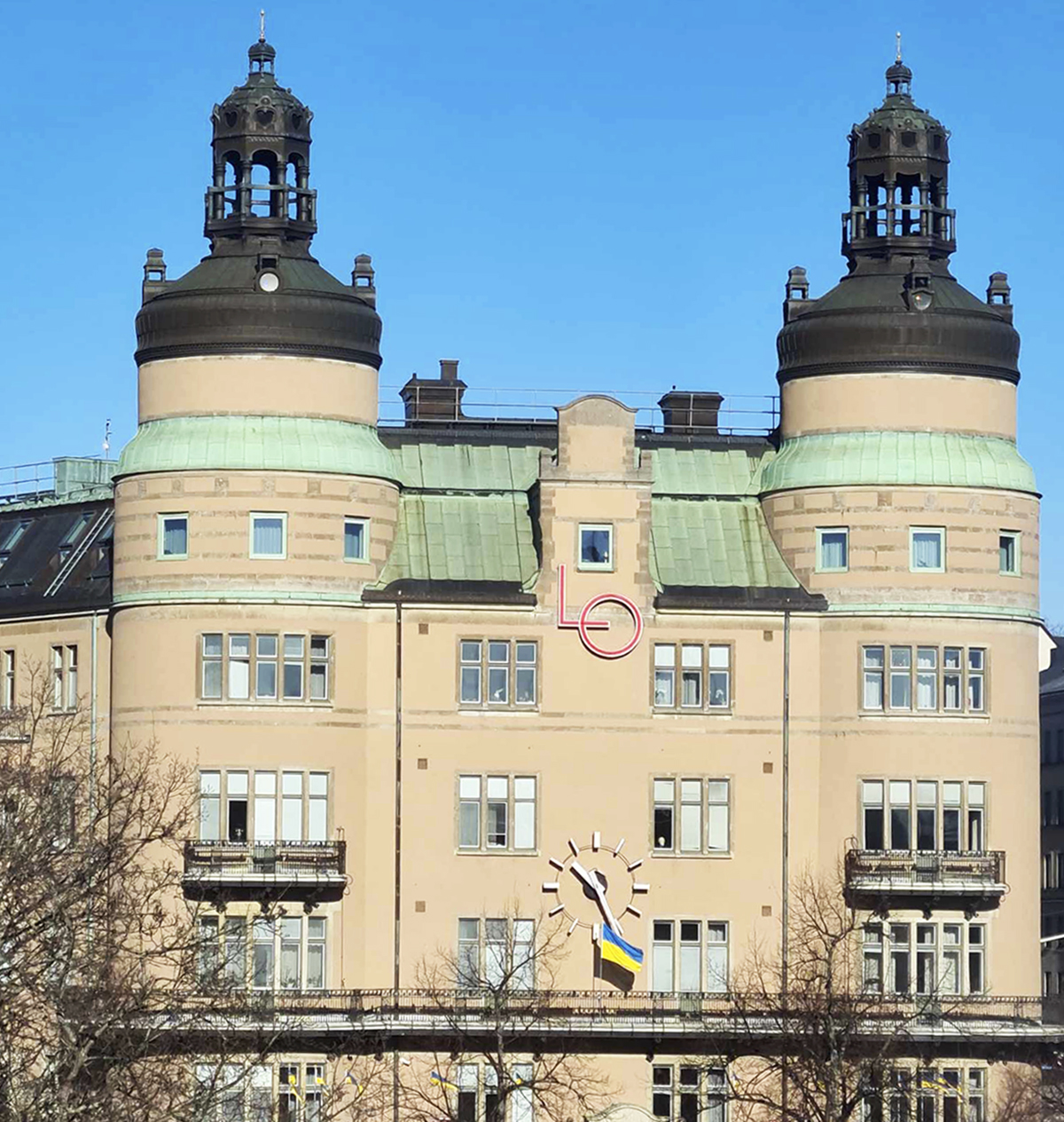 LO-borgen flaggar med ukrainska flaggan. Foto: Kent Källqvist