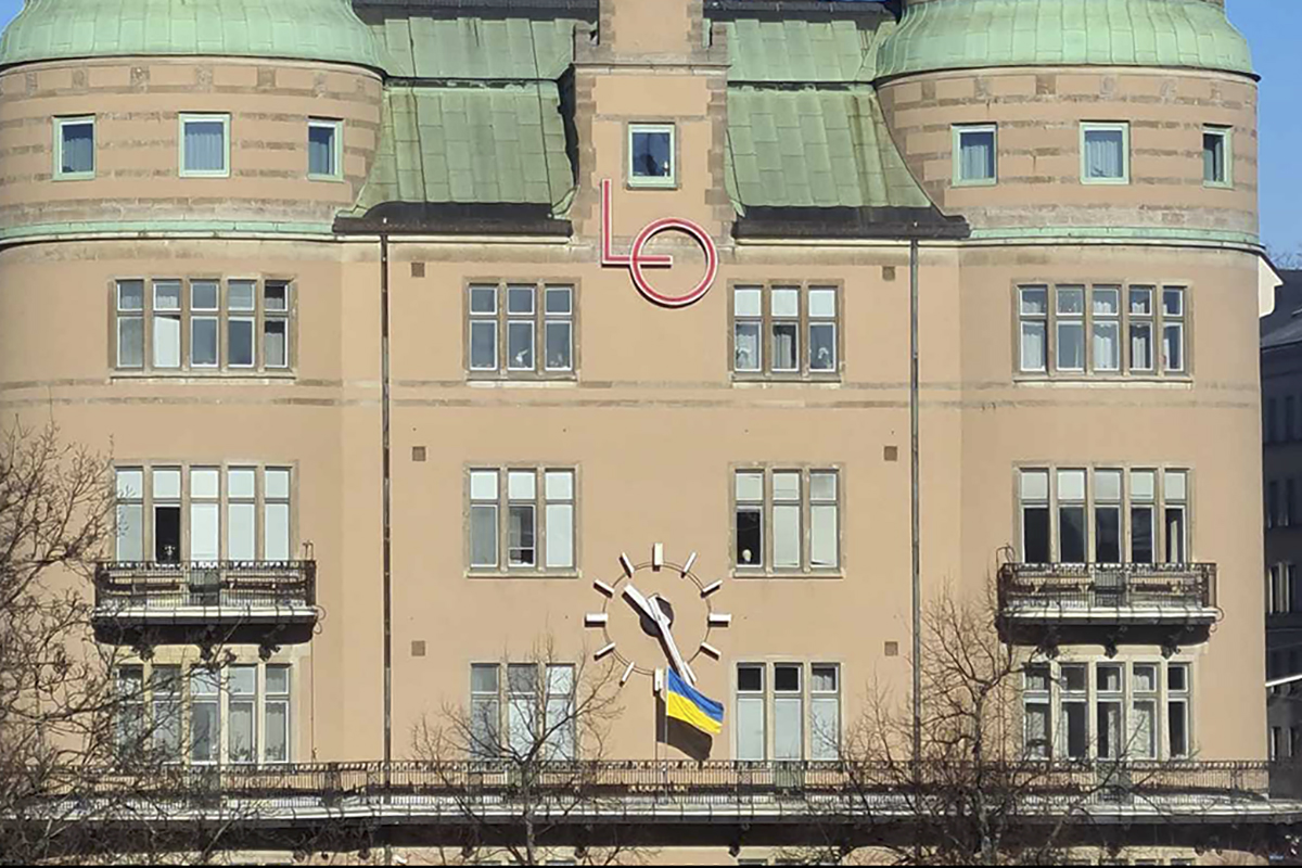 LO-borgen flaggar med ukrainska flaggan. Foto: Kent Källqvist