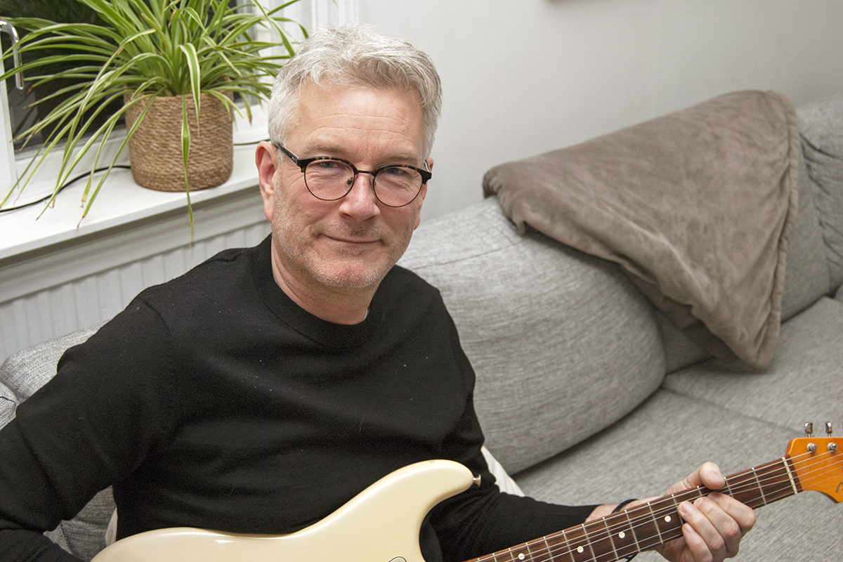 Niclas Jürgens stora fritidsintresse är musiken och han har lyckats komma tillbaka som gitarrist efter en arbetsplatsolycka där han miste en fingertopp. Foto: Urban Löfqvist