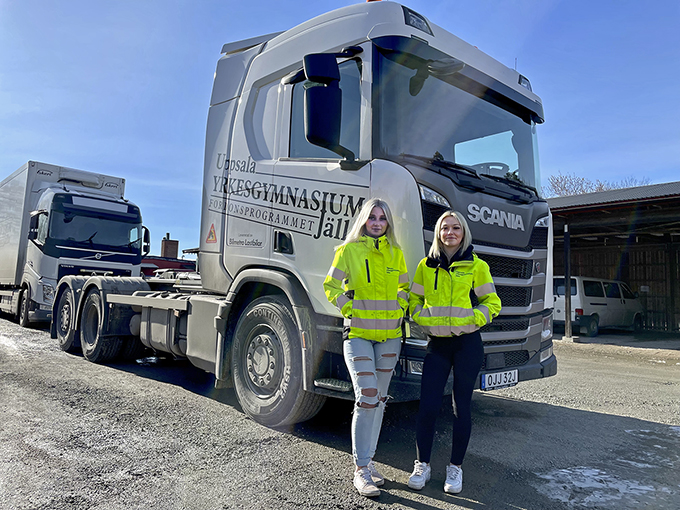 Nora Lööw och Moa Nygren går fordonsprogrammet med transportinriktning på Uppsala yrkesgymnasium Jälla. och skriver ett arbete om jämställdheten i transportbranschen. Foto: Privat