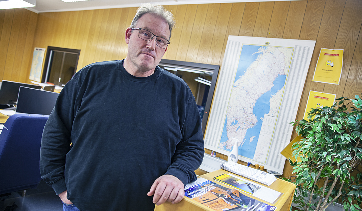 Peter Nertling inne på kontoret, varifrån chaufförerna får arbetsledning. Foto: Lilly Hallberg