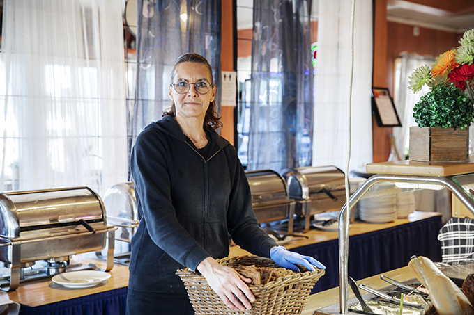 Petra Wallgren arbetar på Lisas Krog & Butik i Hova. ”Det är det sociala jag tycker om, man träffar så mycket människor”. Foto: Pernilla Ahlsén
