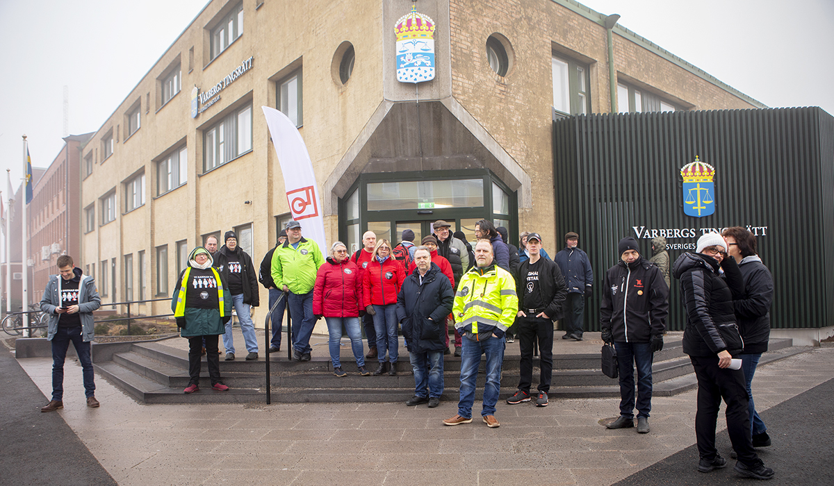 Ett flertal fackförbund samlades utanför tingsrätten i Varberg för att stötta Transports skyddsombud. Bland dem Elektrikerna, Fastighets och Kommunal. Foto: John Antonsson