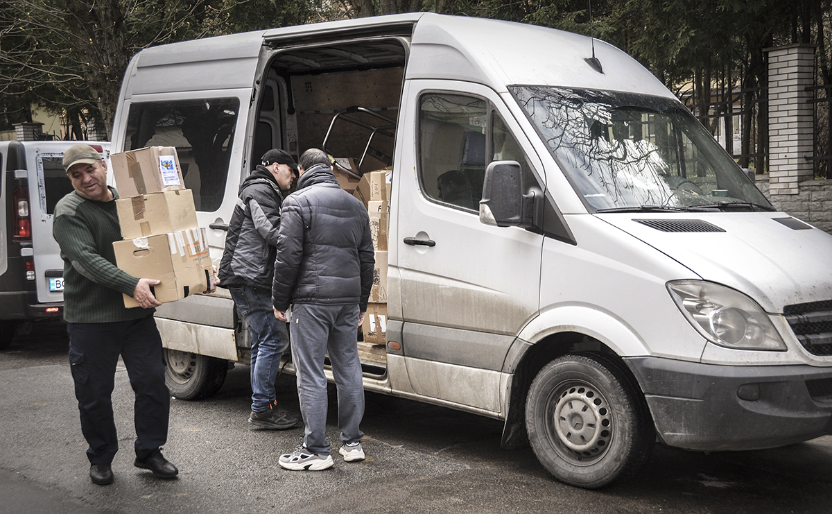 Hryhorij Varunok är chaufför och hjälper till att lasta ur en minivan med förnödenheter från Frankrike. Foto: Tadeusz Rawa