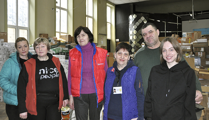 Volontärer på hjälpcentret. Från vänster: Natalia Sjatylo, Svetlana Fydorenko, Olha Pastusjenko, Lida Hrycyna, Hrihorij Varunok (förare), Alina Lavska. Foto: Tadeusz Rawa