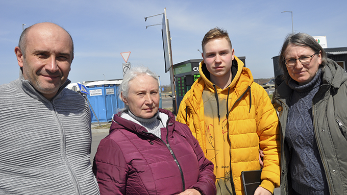 Taras Ostapyk (längst till vänster) tillsammans med tre flyktingar från Chernihiv som han just kört från Lviv till den polska gränsen. Från vänster: Nadija Parchomenko, Alexandr Chubuk och Zhanna Parchomenko. Foto: Tadeusz Rawa