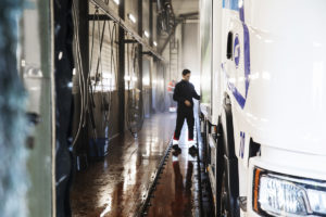 Lastbilstvätten på Götene Kyltransporter. Företaget har 110 lastbilar. Foto: Pernilla Ahlsén