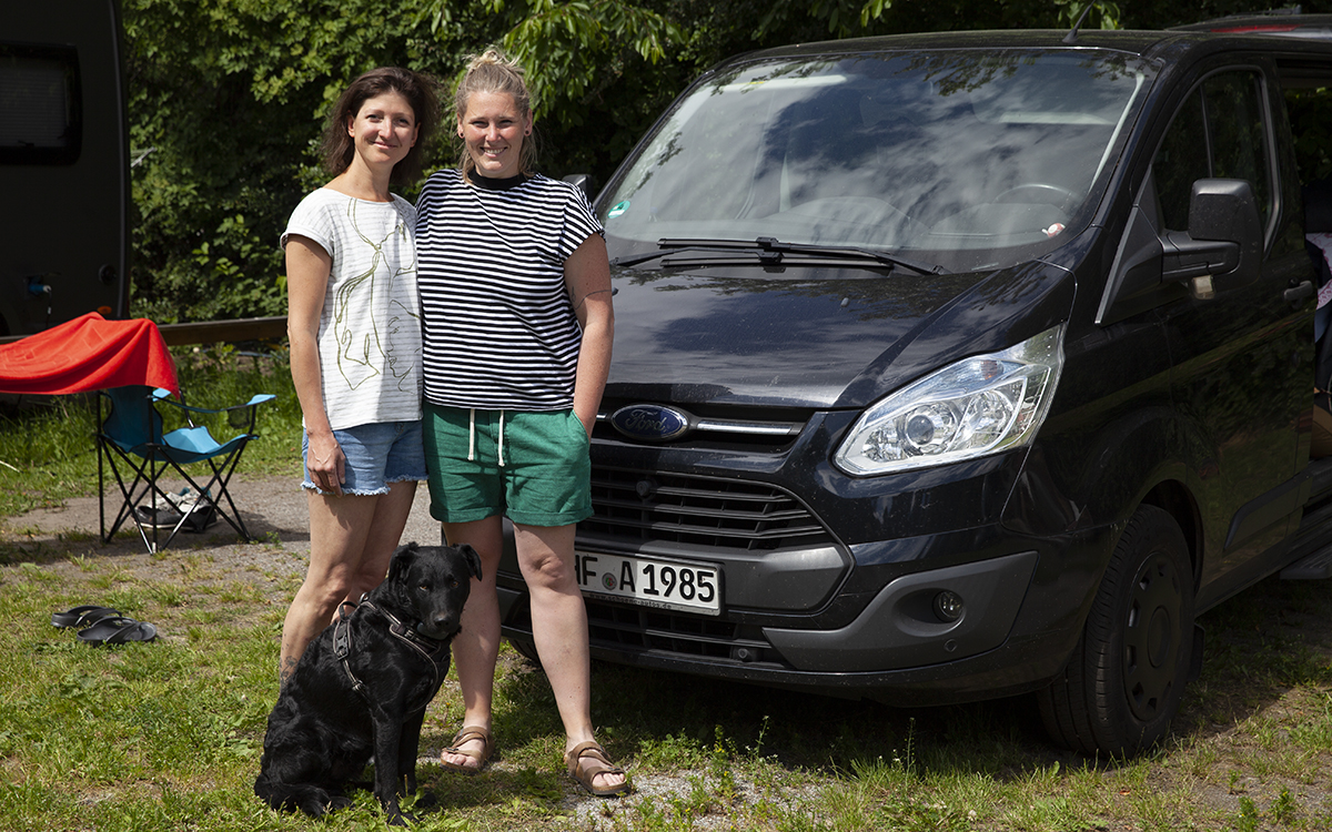 Corinna Posny och Ann-Christin Weiss från tyska delstaten Nordrhein-Westfalen uppskattar det mobila semestrandet. Båda arbetar med inredning och har själva ordnat med interiören i sin Ford transportbil. Med på resan är också hunden Karlo.