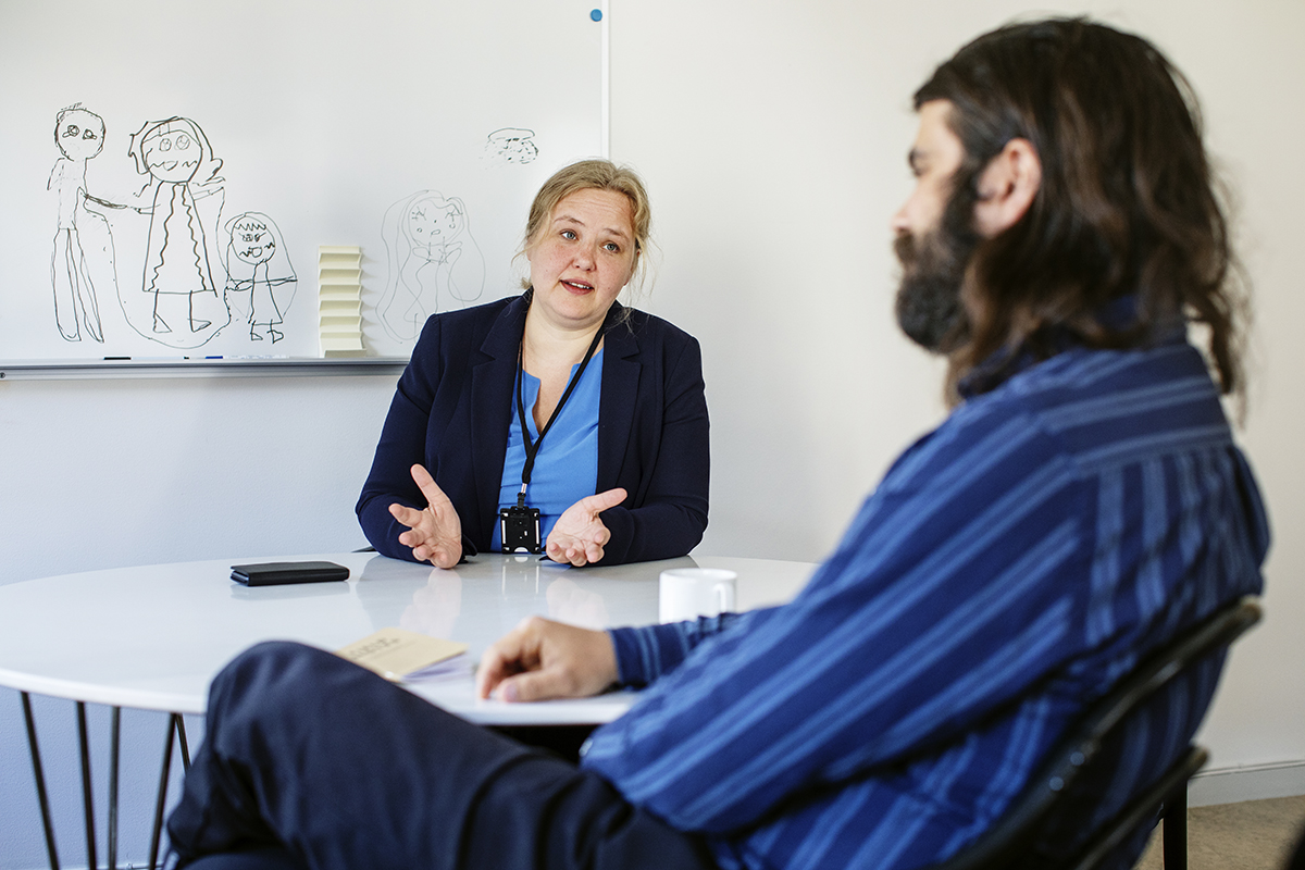 Ida Gabrielsson, vice ordförande i Vänsterpartiet, jobbar sällan från sitt arbetsrum. Hon sitter ofta nere hos partiordförande Nooshi Dagostar. Här intervjuas hon av Transportarbetarens John Antonsson. Foto Ylva Sundgren