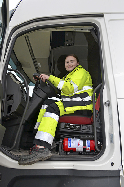 Karolina Järback på väg att starta sitt yrkesliv. Hon betonar vikten av att undvika stress och att använda de hjälpmedel som finns för lastning och lossning. Foto: Urban Löfqvist