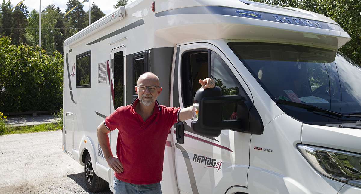 Micke Nordmark från Eskilstuna valde en husbil, en ny Rapido, efter tre husvagnar. Bekvämare och lättare att köra, enligt både honom och hustrun.