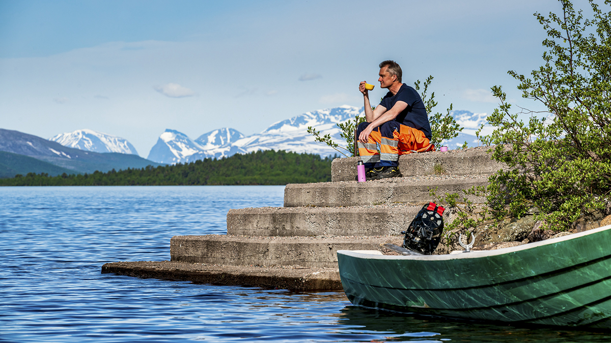Fika med arbetskamrat, klockan 8 en sommarmorgon med Sveriges högsta berg i bakgrunden. Foto: Lars Sjölund