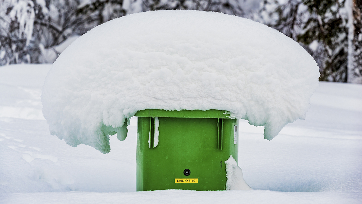Sopkärl i snöskrud. Foto: Lars Sjölund