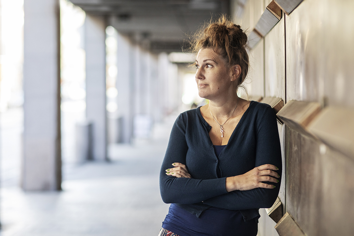 Elinor Torp har skrivit om arbetsmiljö och arbetslivskriminalitet i många år och har gett ut flera böcker på ämnet. Förra året debuterade hon som skönlitterär författare. Foto: Pernilla Ahlsén