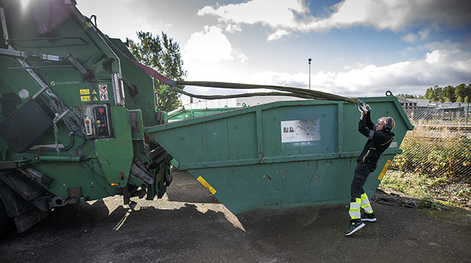 Johns arbete går ut på att åka ut och tömma containrar med brännbart, wellpapp och plast. Foto Suvad Mrkonjic