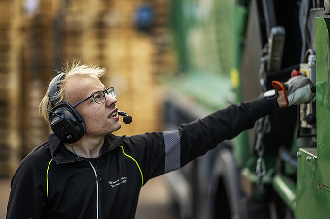 På gymnasiet var de praktiska lektionerna roligare än de teoretiska. ”Jag gillar allt praktiskt, för jag blir så trött av att läsa och skriva”. Foto Suvad Mrkonjic