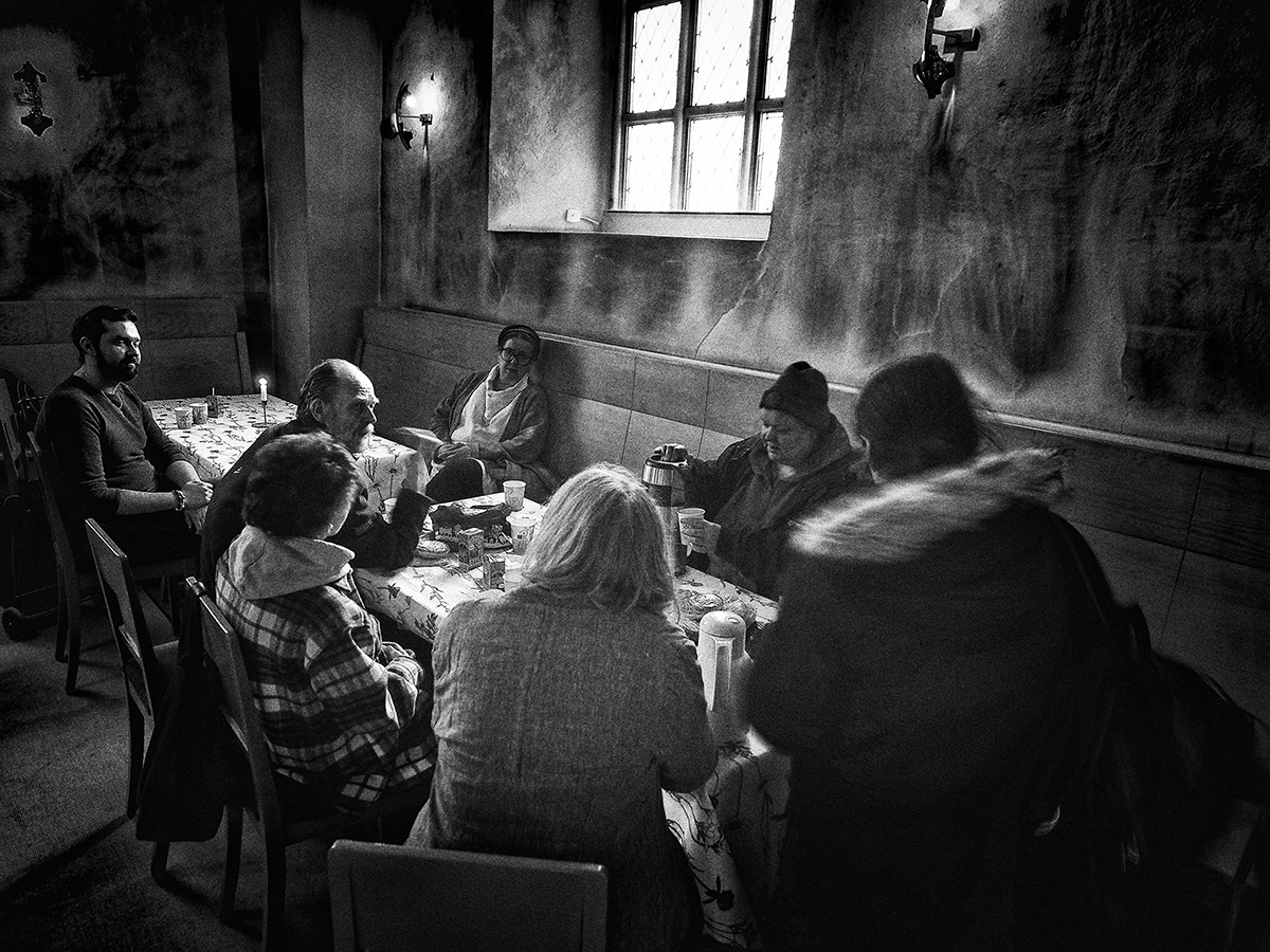 I kyrkan kan Janne värma sig, dricka en kopp kaffe och prata med andra. Foto: Stefan Hessman