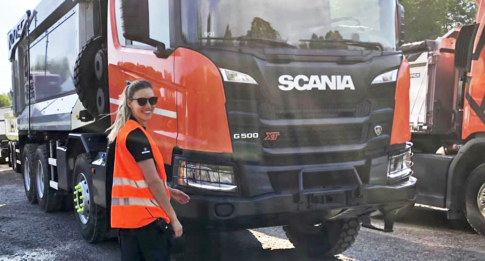 På Scania transportlaboratorium utvärderade Elin olika lastbilar. ”Jag gillade att ge tillbaka till branschen på det sättet.” Foto: Privat