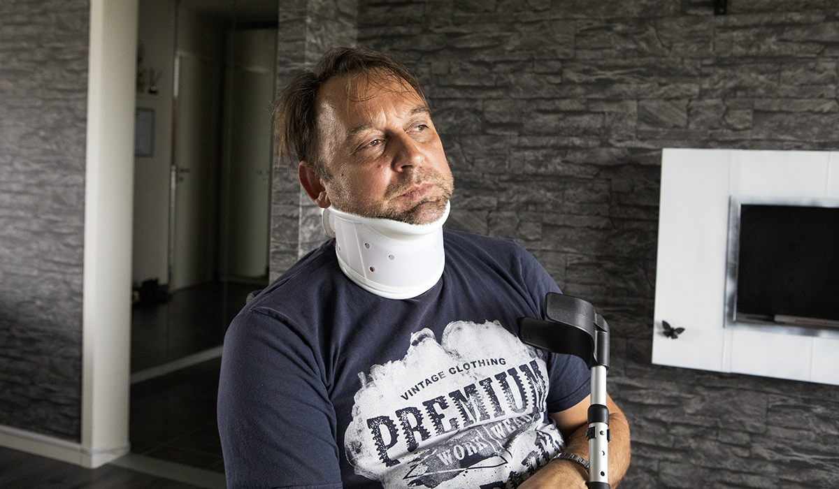 Branko Petrovic är lastbilschaufför. Men efter att ha blivit skadad två gånger på jobbet är han fast i lägenheten större delen av dygnet. Foto John Antonsson