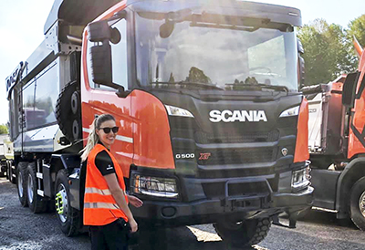 På Scania transportlaboratorium utvärderade Elin olika lastbilar. ”Jag gillade att ge tillbaka till branschen på det sättet.” Foto: Privat