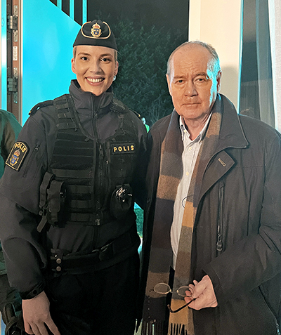 Elin Engström och idolen Peter Haber. Elin spelar också polis i Fares Fares debut som långfilmsregissör, som kommer på Netflix nästa år. Foto: Privat