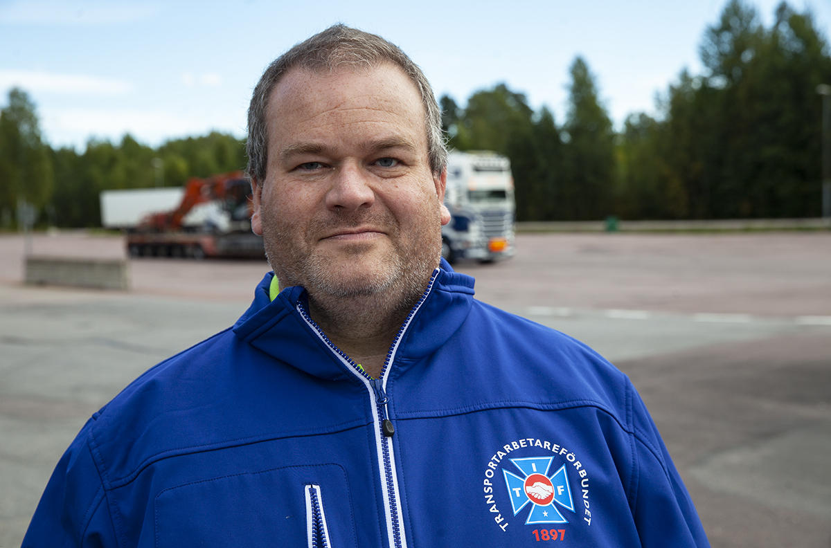 Bristen på förare som kör färdtjänst och annan upphandlad servicetrafik är stor. Även Ronnie Persson i Värmland funderar på att sluta sedan det blev klart att regionen åter har gett hårt kritiserade Trendtaxi avtal. Foto: Lilly Hallberg