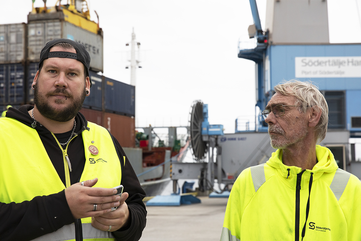 Patrik Sundström, huvudskyddsombud och ordförande, och Örjan Jansson, kassör i klubben, vill se framåt. Men utan att tiga om de tidigare stora arbetsmiljöproblemen vid Södertälje hamn. Foto: Lilly Hallberg