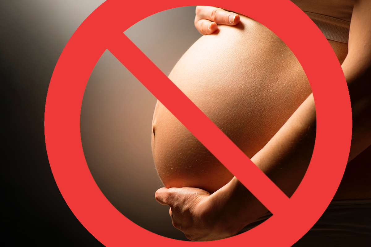 Gravid mage med förbudstecken över