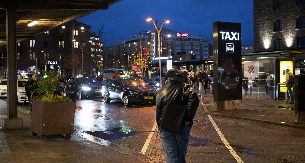 Taxibilar vid centralstationen i Göteborg.