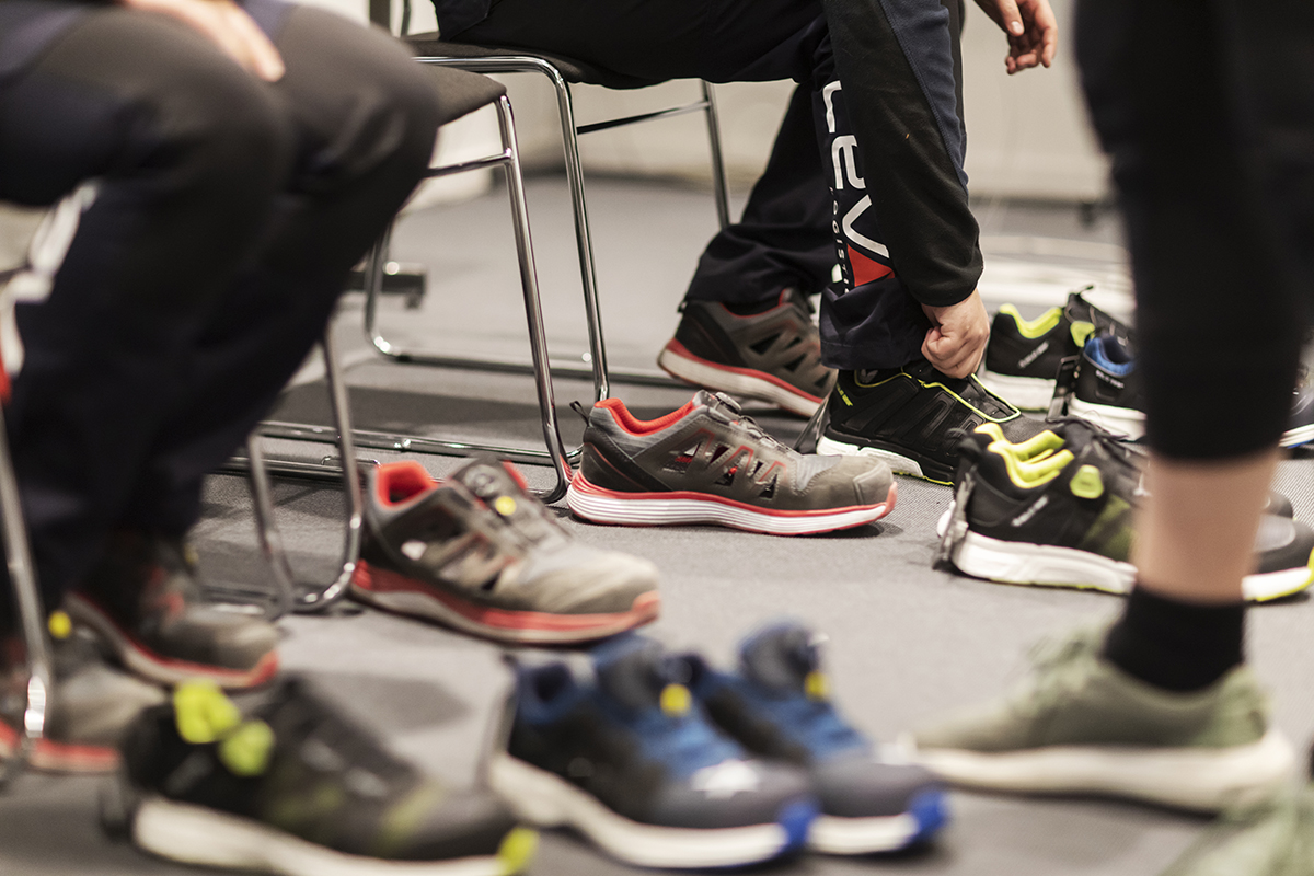 Bästa skorna för dem som jobbar på lagret för Zalandos produkter? Tre modeller och tre slags sulor ingår i Ny sko-projektet som kommit till i samverkan med facket på logistikföretaget Ceva som driver anläggningen. Foto: Pernilla Ahlsén