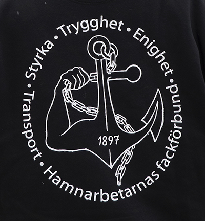 Stefan har sett till att jobbarkompisarna i Nynäshamn fått luvtröjor, och han har själv designat loggan. Foto: Pernilla Ahlsén