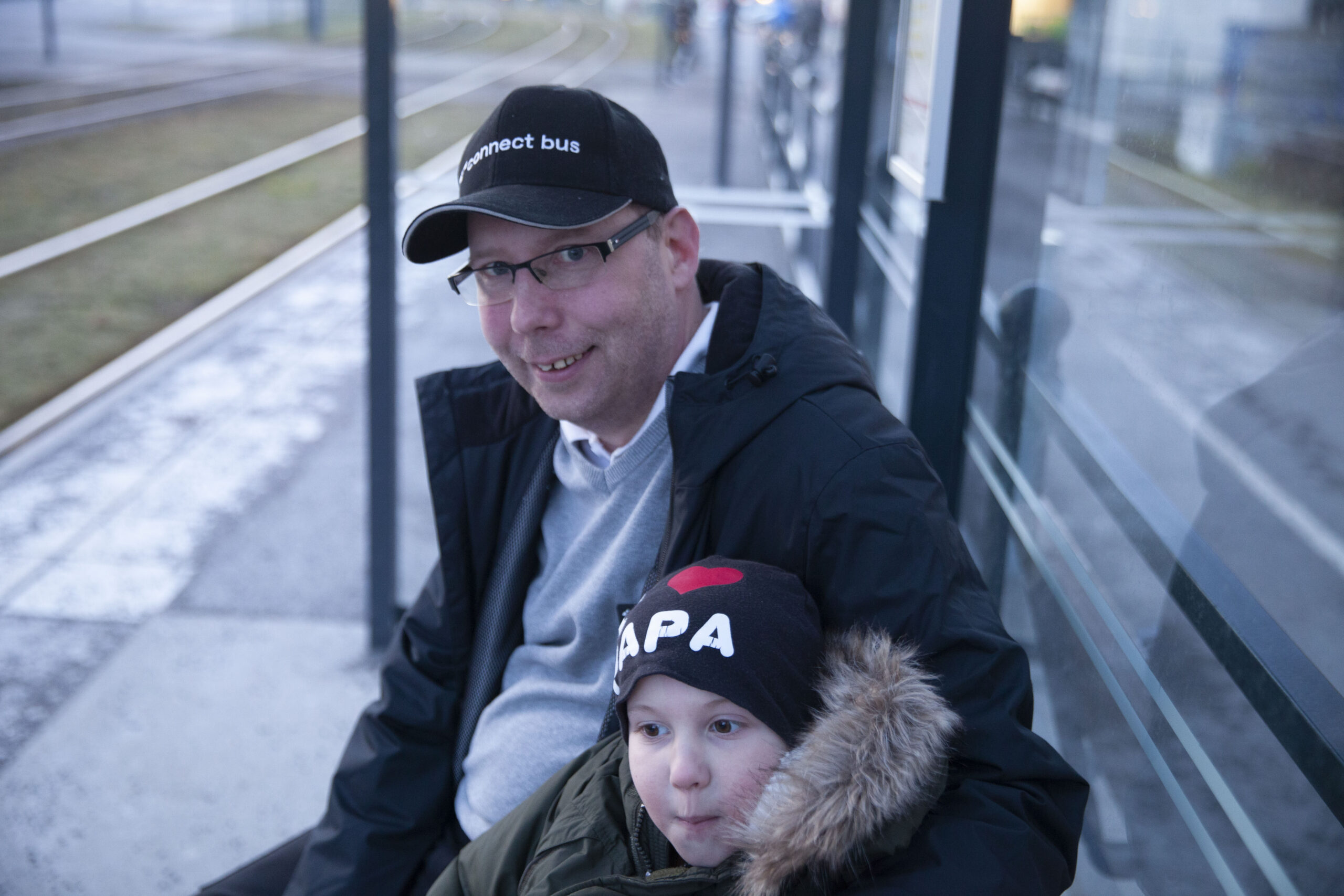 Rasmus Österström klubbmöte, med sonen Elliot på spårvägens hållplats.