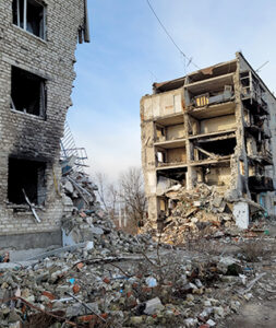 Sönderbomade hus i Ukraina.