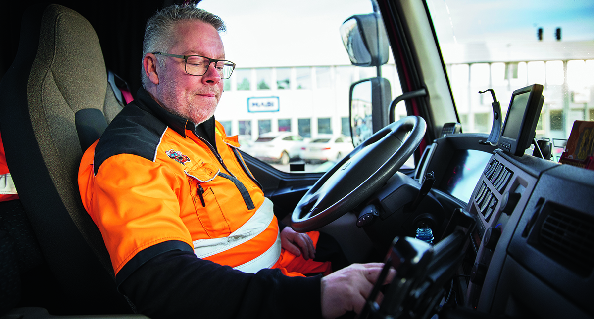 Magnus Birgersson trivs bakom ratten. Innan han blev bärgare körde han bud och taxi. Foto: Pernilla Ahlsén