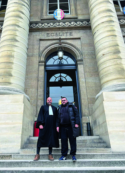 Advokaten Stéphane Teyssier, tillsammans med en av chaufförerna som fick rätt mot Uber i arbetsdomstolen i Lyon. Foto: Anna Trenning-Himmelsbach