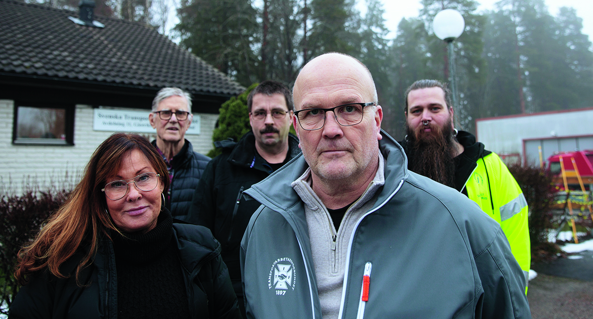 Rose-Marie Eberhardson, Hans Wahlström, Ola Bodin, Niclas Sandström och Fredrik Ohrling utanför vita villan som rymmer Gävleavdelningens kontor. Foto: Lilly Hallberg